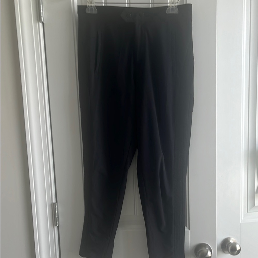 Last chance!🎉Athleta Black Ankle Pant size 6p.90% off retail. Final price.